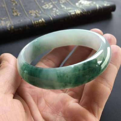 皮殼有色帶，切開(kāi)果然驚艷 一塊翡翠原石的逆襲之路